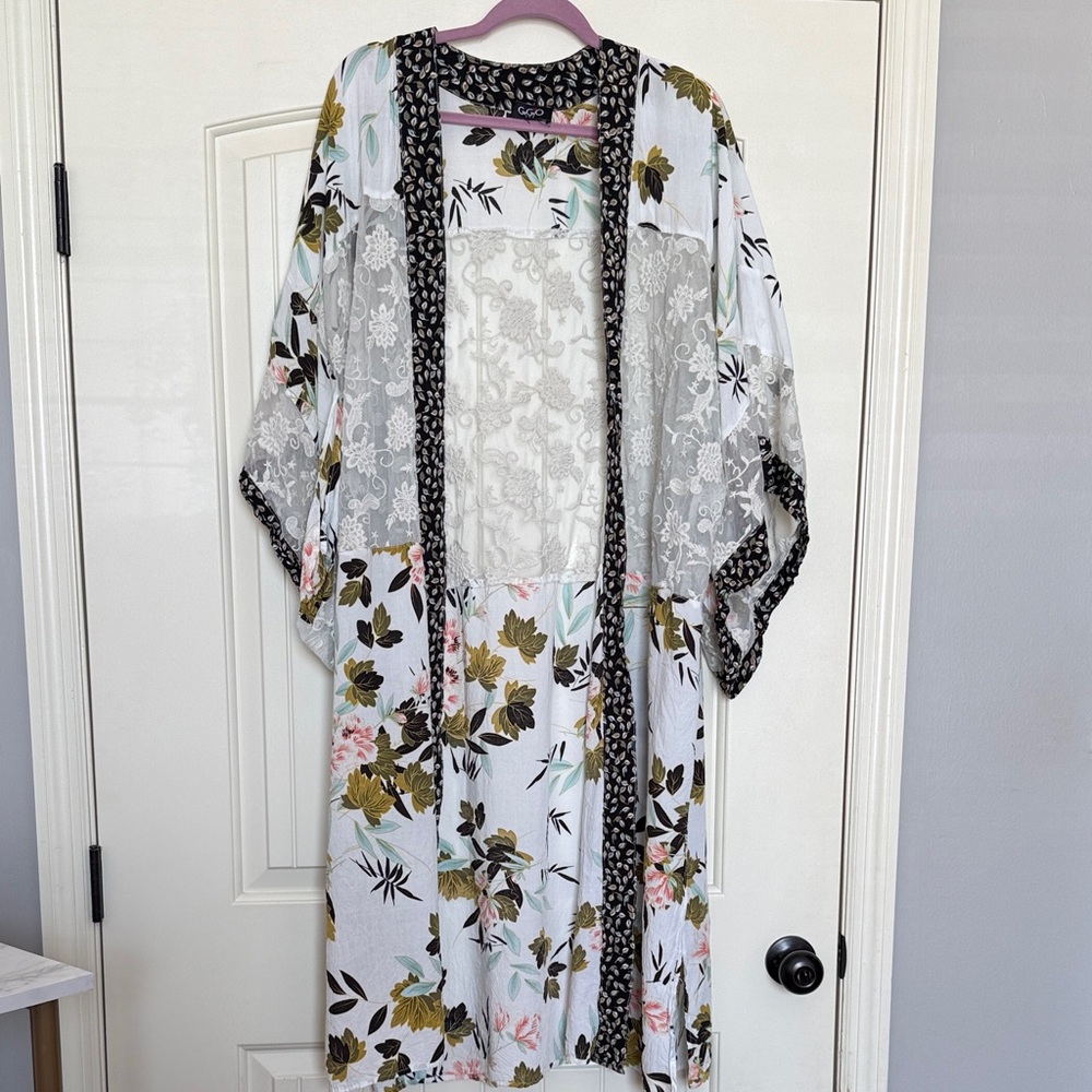 GiGio Floral Lace Kimono Robe in White with Olive & Pink Accents - Size M